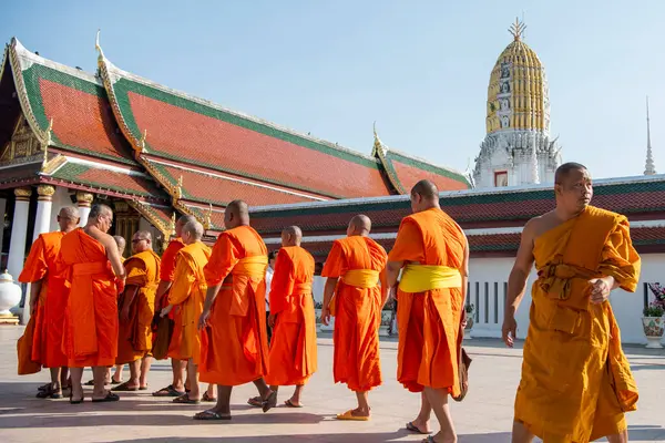 Bir grup keşiş Tayland 'ın Phitsanulok kentindeki Wat Phra Si Rattana Mahathat' ı ziyaret eder. Tayland, Phitsanulok, 1 Aralık 2024.