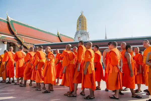 Bir grup keşiş Tayland 'ın Phitsanulok kentindeki Wat Phra Si Rattana Mahathat' ı ziyaret eder. Tayland, Phitsanulok, 1 Aralık 2024.