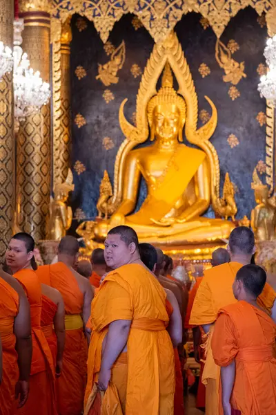 Tayland 'ın Phitsanulok kentindeki Wat Phra Si Rattana Mahathat' daki rahipler. Tayland, Phitsanulok, 1 Aralık 2024.