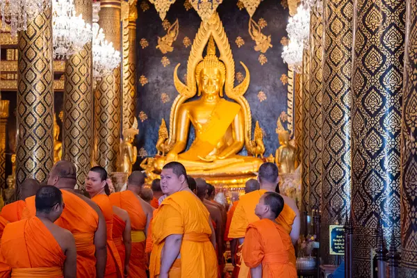 Tayland 'ın Phitsanulok kentindeki Wat Phra Si Rattana Mahathat' daki rahipler. Tayland, Phitsanulok, 1 Aralık 2024.
