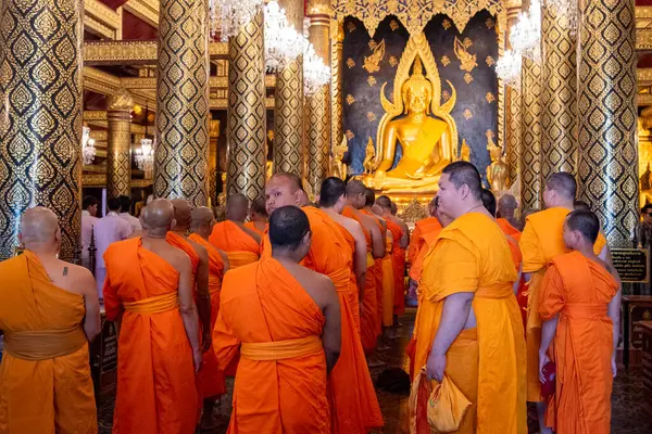 Tayland 'ın Phitsanulok kentindeki Wat Phra Si Rattana Mahathat' daki rahipler. Tayland, Phitsanulok, 1 Aralık 2024.