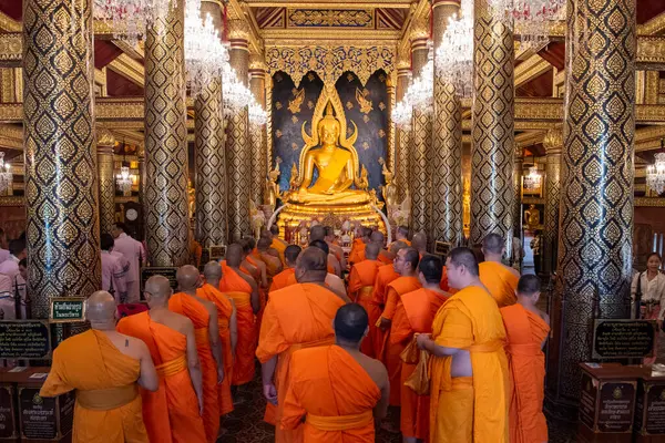 Tayland 'ın Phitsanulok kentindeki Wat Phra Si Rattana Mahathat' daki rahipler. Tayland, Phitsanulok, 1 Aralık 2024.
