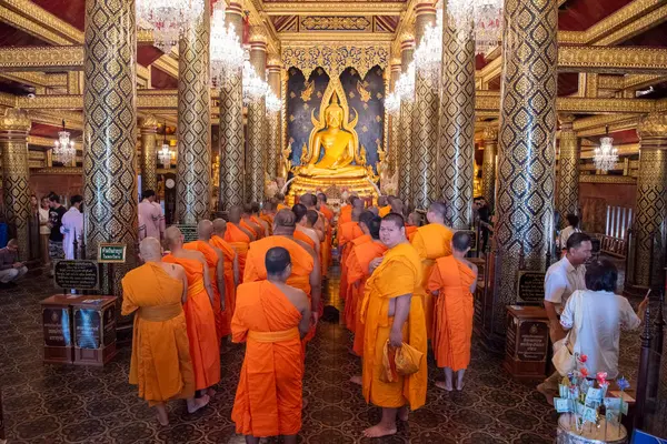 Tayland 'ın Phitsanulok kentindeki Wat Phra Si Rattana Mahathat' daki rahipler. Tayland, Phitsanulok, 1 Aralık 2024.