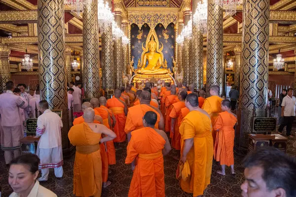 Tayland 'ın Phitsanulok kentindeki Wat Phra Si Rattana Mahathat' daki rahipler. Tayland, Phitsanulok, 1 Aralık 2024.