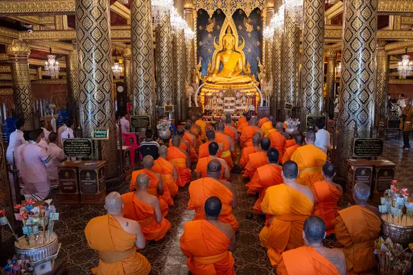 Tayland 'ın Phitsanulok kentindeki Wat Phra Si Rattana Mahathat' daki rahipler. Tayland, Phitsanulok, 1 Aralık 2024.