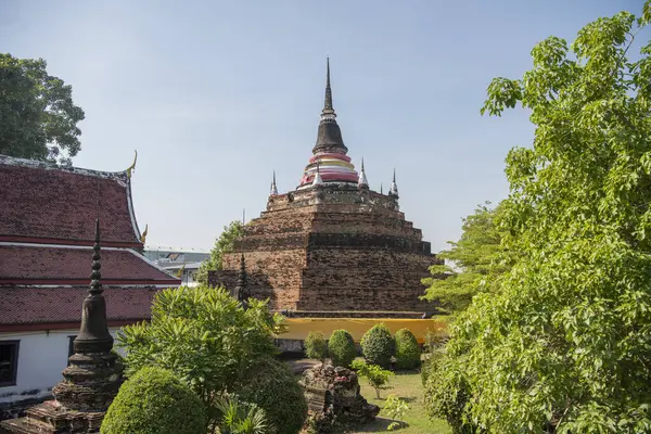 Şehrin kuzeyindeki Wat Ratchaburana Tapınağı 'ndan Chedi ve Tayland' ın kuzeyindeki Phitsanulok. Tayland, Phitsanulok, 1 Aralık 2024.