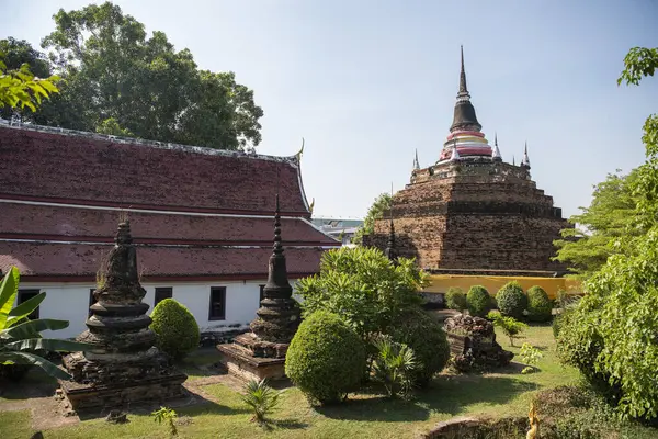 Şehrin kuzeyindeki Wat Ratchaburana Tapınağı 'ndan Chedi ve Tayland' ın kuzeyindeki Phitsanulok. Tayland, Phitsanulok, 1 Aralık 2024.