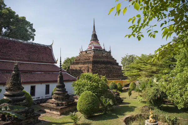 Şehrin kuzeyindeki Wat Ratchaburana Tapınağı 'ndan Chedi ve Tayland' ın kuzeyindeki Phitsanulok. Tayland, Phitsanulok, 1 Aralık 2024.