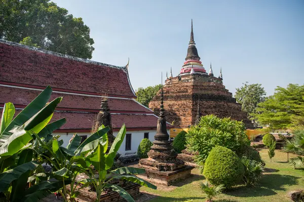 Şehrin kuzeyindeki Wat Ratchaburana Tapınağı 'ndan Chedi ve Tayland' ın kuzeyindeki Phitsanulok. Tayland, Phitsanulok, 1 Aralık 2024.