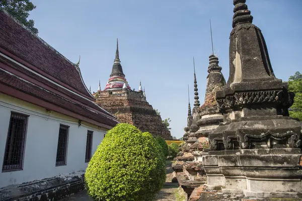 Şehrin kuzeyindeki Wat Ratchaburana Tapınağı 'ndan Chedi ve Tayland' ın kuzeyindeki Phitsanulok. Tayland, Phitsanulok, 1 Aralık 2024.