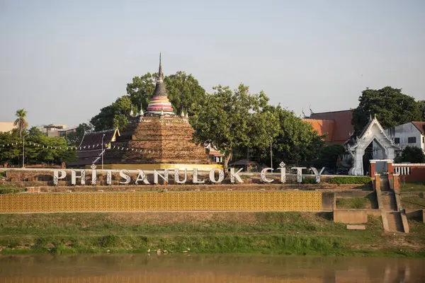 Şehrin kuzeyindeki Wat Ratchaburana Tapınağı 'ndan Chedi ve Tayland' ın kuzeyindeki Phitsanulok. Tayland, Phitsanulok, 1 Aralık 2024.