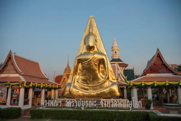 Thailand 'ın Phitsanulok şehrinde Wat Phra Nang Phaya Amulet Buddha Image. Tayland, Phitsanulok, 1 Aralık 2024.