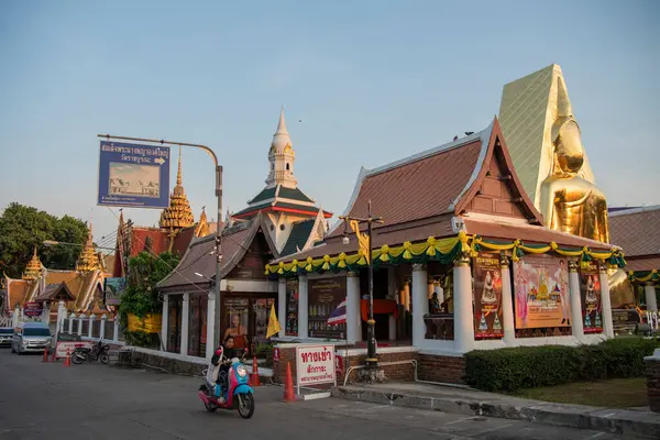 Wat Phra Si Rattana Mahathat 'dan Chedi Tayland' ın Phitsanulok şehrinde. Tayland, Phitsanulok, Kasım 29, 2024.
