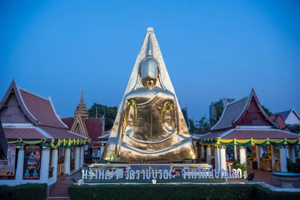 Thailand 'ın Phitsanulok şehrinde Wat Phra Nang Phaya Amulet Buddha Image. Tayland, Phitsanulok, 1 Aralık 2024.