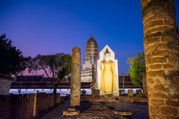 Tayland 'ın Phitsanulok kentindeki Phra Attharos veya Wat Yai kalıntıları. Tayland, Phitsanulok, 1 Aralık 2024.