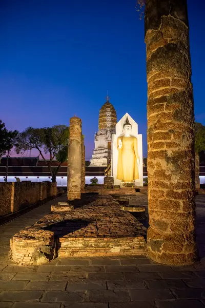 Tayland 'ın Phitsanulok kentindeki Phra Attharos veya Wat Yai kalıntıları. Tayland, Phitsanulok, 1 Aralık 2024.