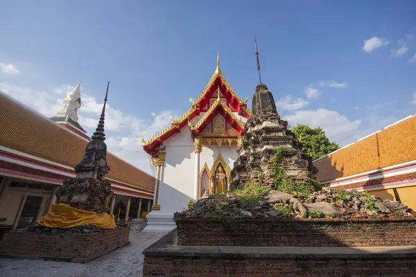 Wat Nang Phaya Ruen Kaew 'den Chedi Tayland' ın Phitsanulok şehrinde. Tayland, Phitsanulok, Kasım 29, 2024.