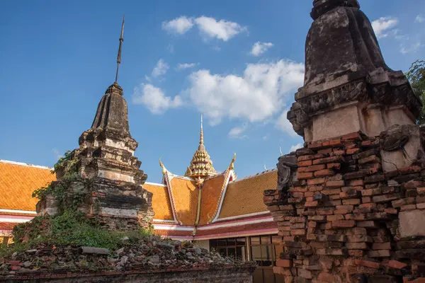 Wat Nang Phaya Ruen Kaew 'den Chedi Tayland' ın Phitsanulok şehrinde. Tayland, Phitsanulok, Kasım 29, 2024.