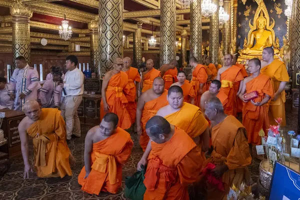 Tayland 'ın Phitsanulok kentindeki Wat Phra Si Rattana Mahathat' daki rahipler. Tayland, Phitsanulok, 1 Aralık 2024.