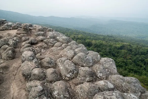 Tayland 'ın Phitsanulok kenti yakınlarındaki Phu Hin Rong Kla Ulusal Kark' taki kaya oluşumlarıyla manzara. Tayland, Phitsanulok, 28 Kasım 2018.