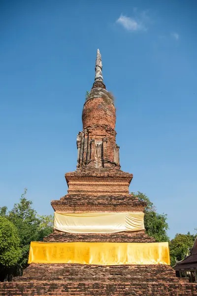 Şehir ve Tayland 'ın Phitsanulok ilindeki Wat Chedi Yod tangası harabeleri. Tayland, Phitsanulok, 30 Kasım 2024.