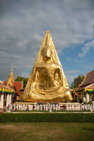 Thailand 'ın Phitsanulok şehrinde Wat Phra Nang Phaya Amulet Buddha Image. Tayland, Phitsanulok, Kasım 29, 2024.