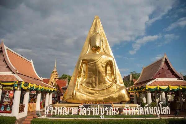 Thailand 'ın Phitsanulok şehrinde Wat Phra Nang Phaya Amulet Buddha Image. Tayland, Phitsanulok, Kasım 29, 2024.