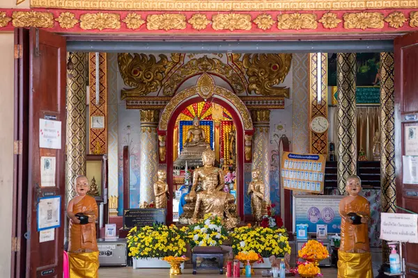 Uttaradit şehrindeki Wat Tha Thanon 'un içindeki Buda Tayland' ın Uttaradit şehrinde. Tayland, Uttaradit, 26 Kasım 2024.