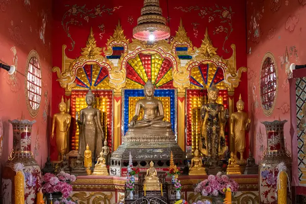 Uttaradit şehrindeki Wat Tha Thanon 'un içindeki Buda Tayland' ın Uttaradit şehrinde. Tayland, Uttaradit, 26 Kasım 2024.