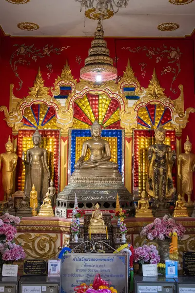 Uttaradit şehrindeki Wat Tha Thanon 'un içindeki Buda Tayland' ın Uttaradit şehrinde. Tayland, Uttaradit, 26 Kasım 2024.