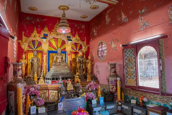 Uttaradit şehrindeki Wat Tha Thanon 'un içindeki Buda Tayland' ın Uttaradit şehrinde. Tayland, Uttaradit, 26 Kasım 2024.