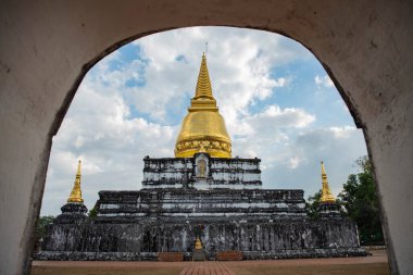 Wat Phra Borommathat Thung Yang Tayland 'ın Uttaradit şehrinin yakınlarında. Tayland, Uttaradit, 26 Kasım 2024.