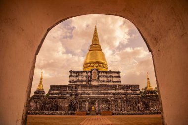Wat Phra Borommathat Thung Yang Tayland 'ın Uttaradit şehrinin yakınlarında. Tayland, Uttaradit, 26 Kasım 2024.