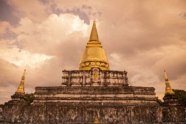 Wat Phra Borommathat Thung Yang Tayland 'ın Uttaradit şehrinin yakınlarında. Tayland, Uttaradit, 26 Kasım 2024.