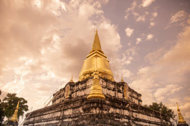 Wat Phra Borommathat Thung Yang Tayland 'ın Uttaradit şehrinin yakınlarında. Tayland, Uttaradit, 26 Kasım 2024.