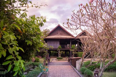 Tayland 'ın Uttaradit ili yakınlarındaki Laplae Town' daki Mueang Laplae Müzesi 'nde Woodhouse. Tayland, Uttaradit, 26 Kasım 2024.