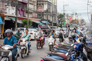 Şehirdeki Boroma At Road 'da trafik ya da Tayland' ın Uttaradit ilinde Uttaradit. Tayland, Uttaradit, 27 Kasım 2024.