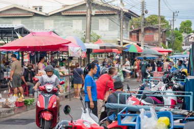 Şehirdeki Khlong Pho Pazarı ya da Tayland 'ın Uttaradit Eyaleti' ndeki Uttaradit. Tayland, Uttaradit, 27 Kasım 2024.