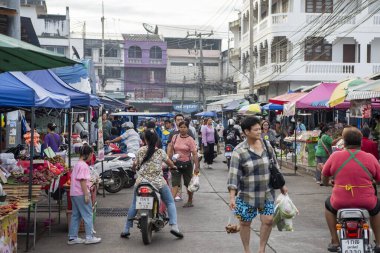 Şehirdeki Khlong Pho Pazarı ya da Tayland 'ın Uttaradit Eyaleti' ndeki Uttaradit. Tayland, Uttaradit, 27 Kasım 2024.