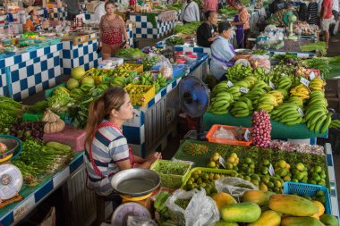 Şehirdeki Khlong Pho Pazarı ya da Tayland 'ın Uttaradit Eyaleti' ndeki Uttaradit. Tayland, Uttaradit, 27 Kasım 2024.