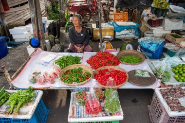 Şehirdeki Khlong Pho Pazarı ya da Tayland 'ın Uttaradit Eyaleti' ndeki Uttaradit. Tayland, Uttaradit, 27 Kasım 2024.