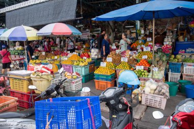 Kentteki Khlong Pho Market 'te meyveler ya da Tayland' ın Uttaradit ilinde Uttaradit. Tayland, Uttaradit, 27 Kasım 2024.