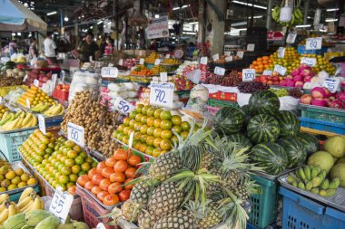 Kentteki Khlong Pho Market 'te meyveler ya da Tayland' ın Uttaradit ilinde Uttaradit. Tayland, Uttaradit, 27 Kasım 2024.