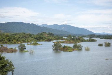 Tayland 'ın Uttaradit ilindeki Chong Khao Khat Barajı' ndaki Sirikit Gölü manzarası. Tayland, Uttaradit, 27 Kasım 2024.