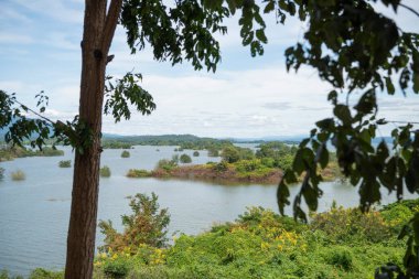 Tayland 'ın Uttaradit ilindeki Chong Khao Khat Barajı' ndaki Sirikit Gölü manzarası. Tayland, Uttaradit, 27 Kasım 2024.