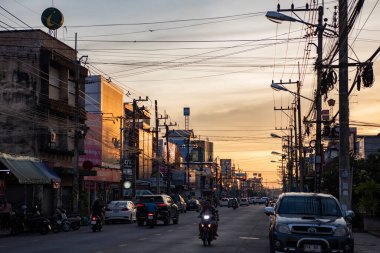 Şehirdeki Boroma At Road 'da trafik ya da Tayland' ın Uttaradit ilinde Uttaradit. Tayland, Uttaradit, 27 Kasım 2024.