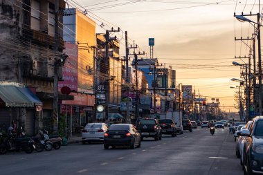 Şehirdeki Boroma At Road 'da trafik ya da Tayland' ın Uttaradit ilinde Uttaradit. Tayland, Uttaradit, 27 Kasım 2024.