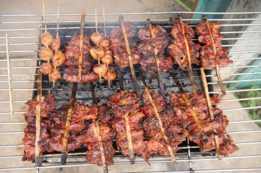 Şehirdeki Khlong Pho Market 'te ızgara Tavuk ya da Tayland' ın Uttaradit Eyaleti 'nde Uttaradit. Tayland, Uttaradit, 27 Kasım 2024.