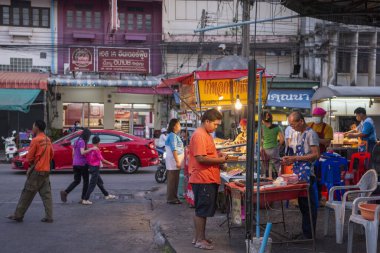 Şehirdeki Khlong Pho Pazarı ya da Tayland 'ın Uttaradit Eyaleti' ndeki Uttaradit. Tayland, Uttaradit, 27 Kasım 2024.