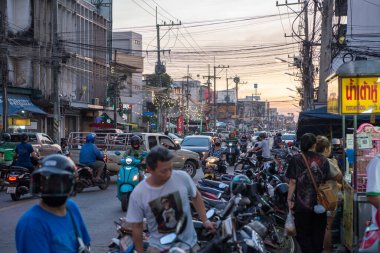 Şehirdeki Boroma At Road 'da trafik ya da Tayland' ın Uttaradit ilinde Uttaradit. Tayland, Uttaradit, 27 Kasım 2024.